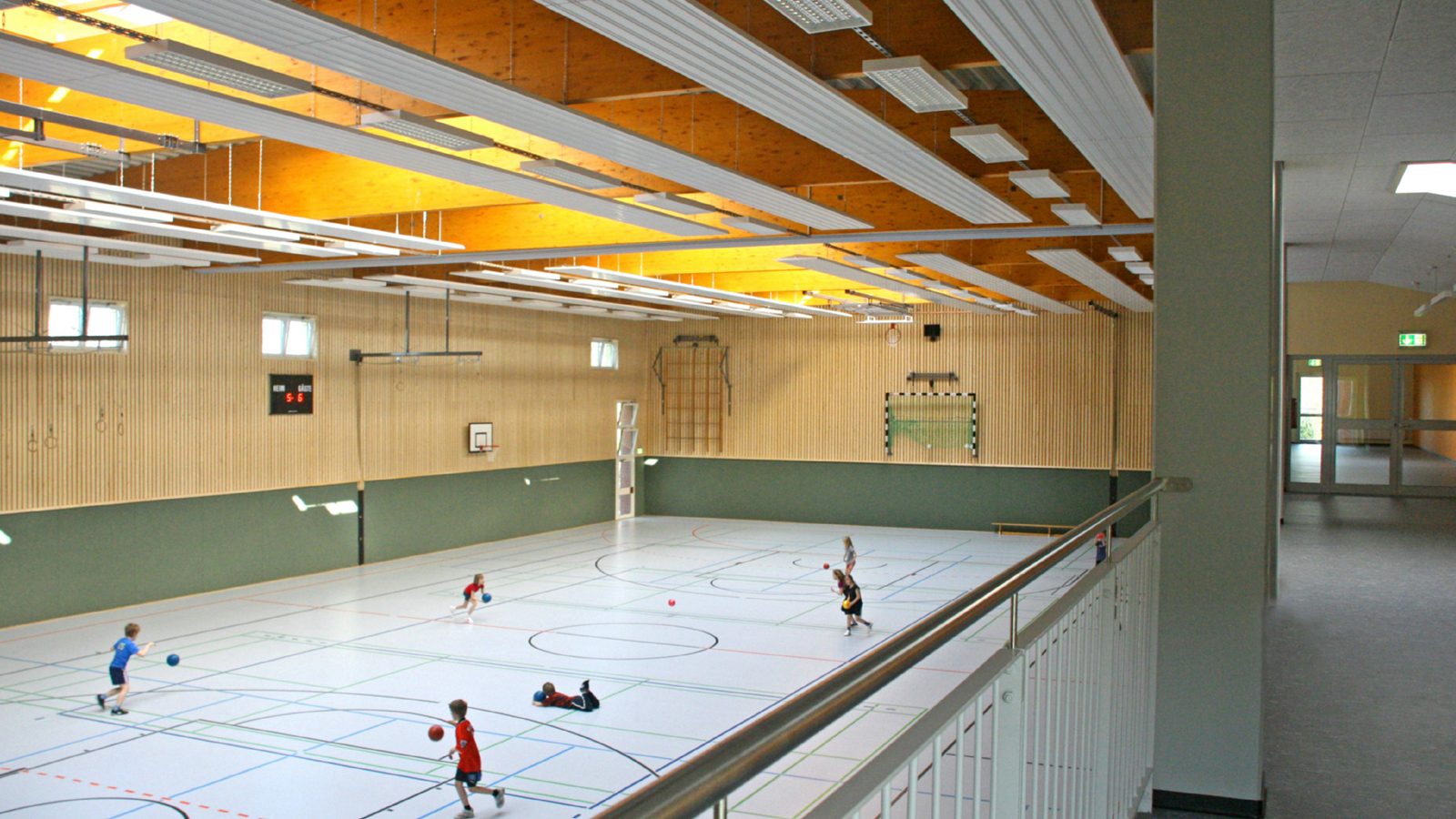 Zweifeld-Sporthalle mit Empore Heeslingen